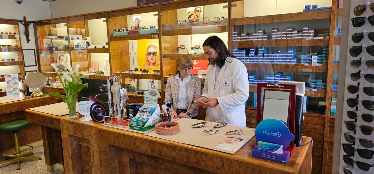 Interno del negozio con le collezioni di montature